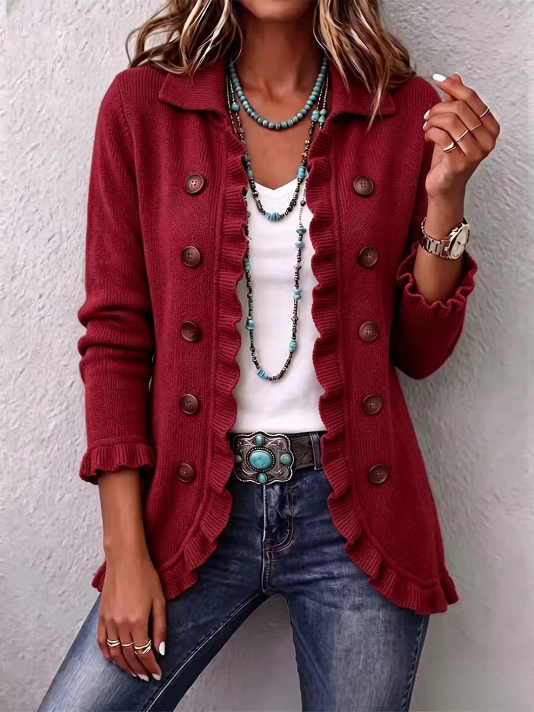 Marta | Rippstrickjacke in Rubinrot mit Rüschen