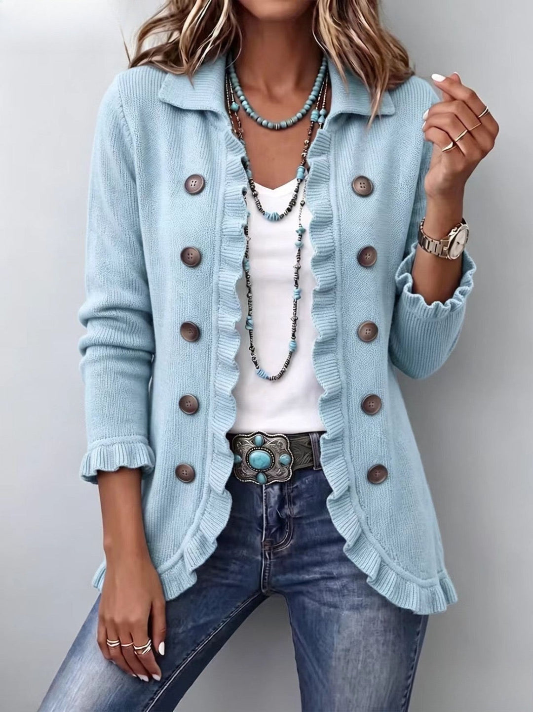 Perla | Rippstrickjacke in Puderblau mit Rüschen