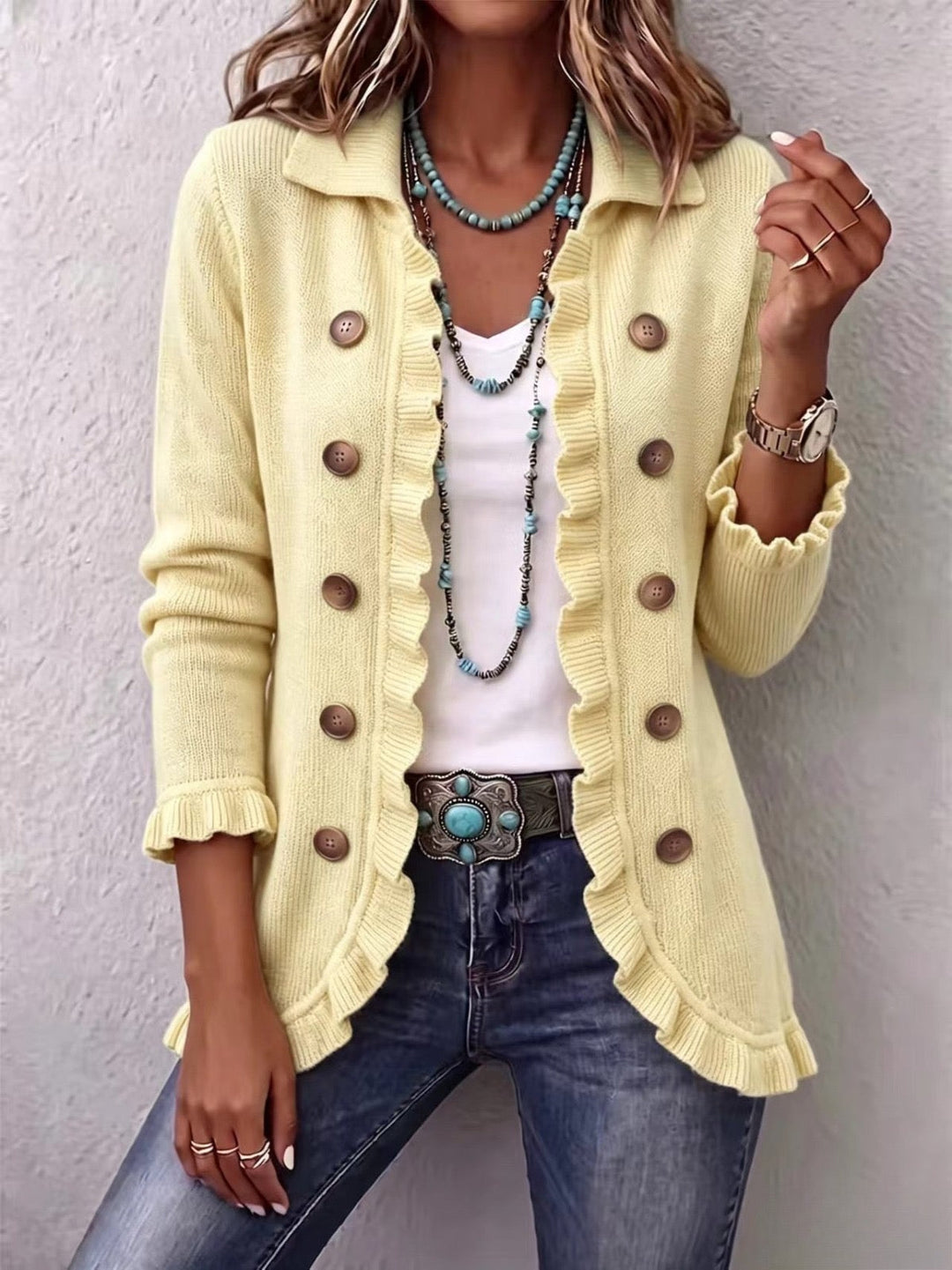 Orsola | Rippstrickjacke in Creme mit Rüschen